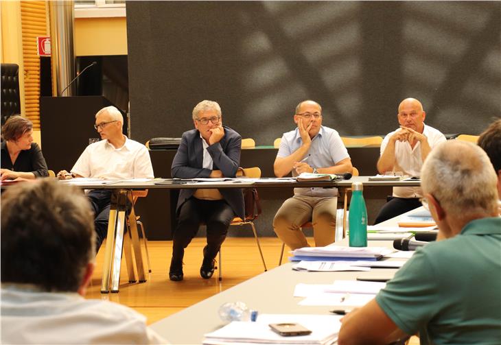 La delegazione pubblica presente alla trattativa guidata da Albrecht Matzneller (secondo da destra). Foto: USP/ck