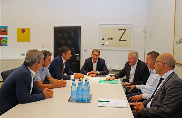 Costruire velocemente il tunnel sotto Monte Tondo: Romen, Reichsigl, Alfreider, Kompatscher, Caramaschi, Walcher e Pagani a confronto sui prossimi passi. Foto: USP/Angelika Schrott