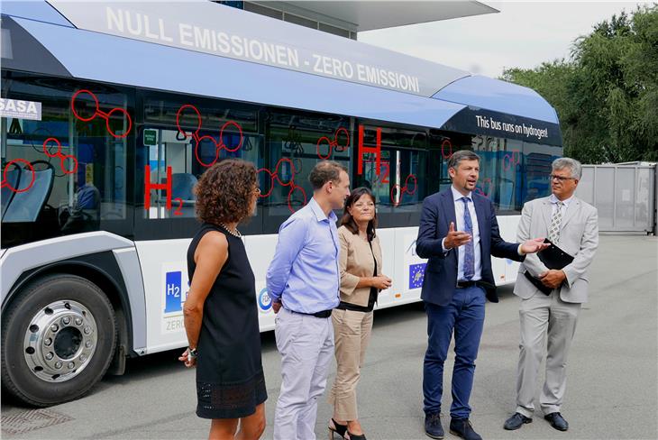 Il primo di 12 bus elettrici, a idrogeno e batterie, per il trasporto pubblico locale testato da assessore Alfreider, direttrice dipartimento Kerschbuamer, Morandi e Piffer SASA, Theiner Centro H2 - Foto: USP/R.Clara