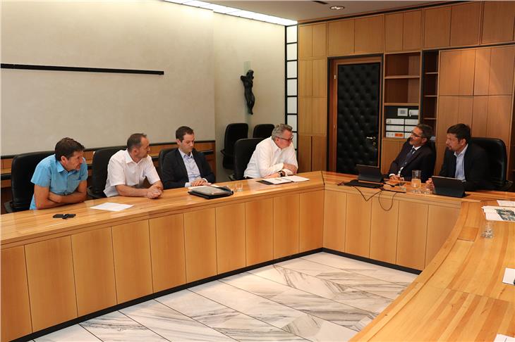 Incontro per la variante di Perca: gli assessori comunali Martin Schneider, Paul Steiner e Theodor Guggenberger, il sindaco Reinalter, il presidente Kompatscher e l'assessore Alfreider (Foto: USP/Silvia Fabbi)