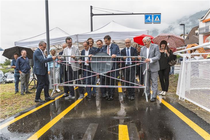 Nuovo ponte pedo-ciclabile a Laives: Bianchi, Seppi, Vettorato, Alfreider,  Valentino Pagani e l'ex assessore Mussner (Foto USP/Peter Daldos)