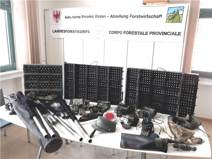 Il materiale sequestrato al bracconiere fermato nella zona di Termeno dal Corpo forestale (Foto USP)