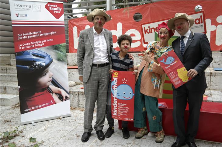 Euregio FamilyPass al Kinderfestival: Andreas Überbacher, la clown Karamela e il segretario generale dell'Euregio, Christoph von Ach (Foto Fondazione Cassa di Risparmio)