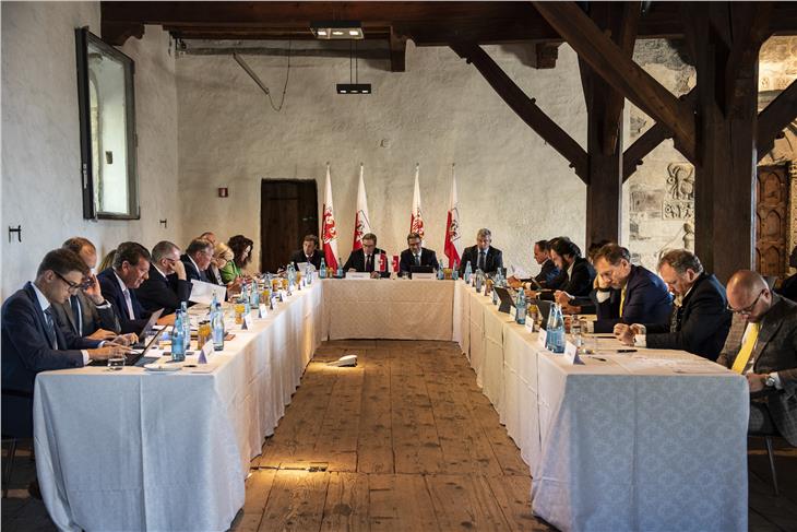 Nove settori per sinergie e strategie comuni: seduta congiunta degli esecutivi di Alto Adige e Tirolo a Castel Tirolo (foto USP/Ivo Corrà)