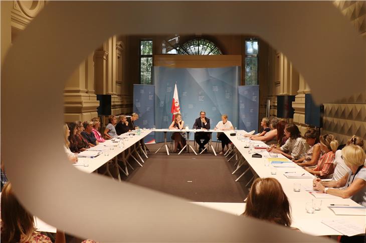 La Commissione provinciale pari opportunità in riunione con il presidente Arno Kompatscher (Foto USP/mb)