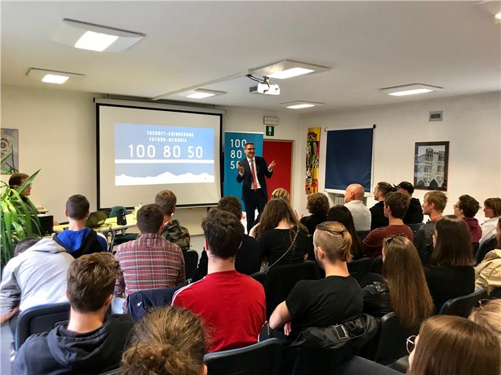 Il presidente Kompatscher incontra i ragazzi al liceo di Vipiteno (Foto USP)