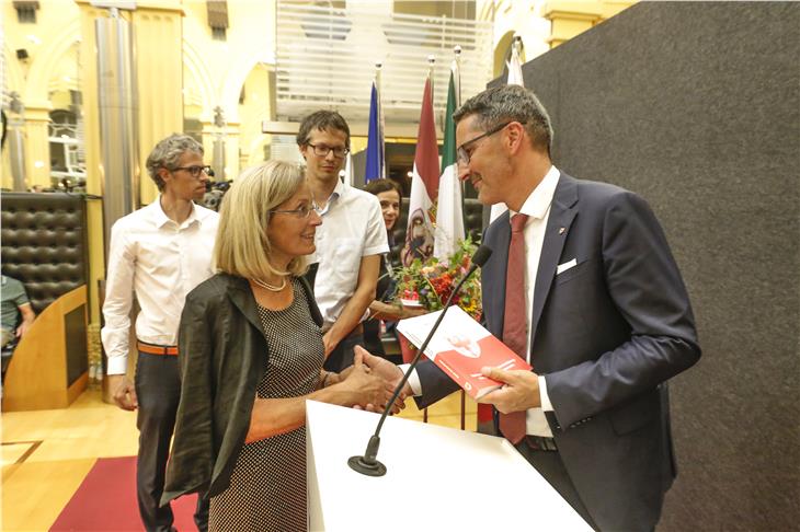 Il presidente Kompatscher consegna la prima copia del libro di Auckenthaler alla moglie Elisabeth e ai figli Markus e Thomas (Foto USP/Oskar Verant)