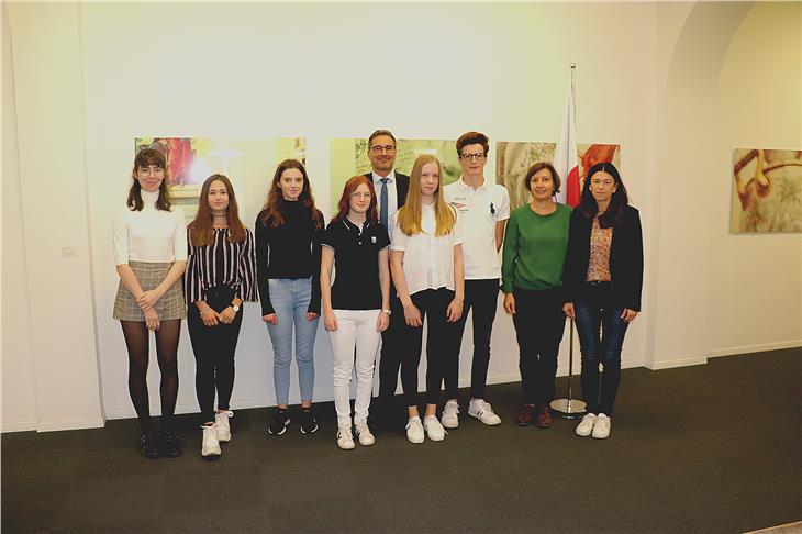 Il presidente Kompatscher con la delegazione degli studenti che ha svolto lo studio (foto USP/sf)