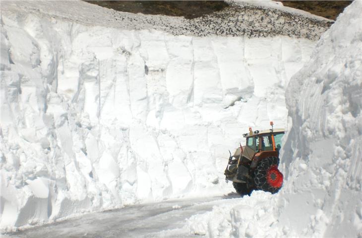 Tra i compiti del Servizio strade vi è quello di liberare dalla neve le strade di montagna come Passo Rombo (Foto USP)