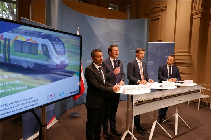 La presentazione dei sette nuovi treni acquistati dalla Provincia di Bolzano tramite STA (Foto USP/Roman Clara)