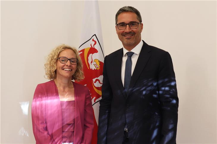 Il presidente Kompatscher con la difensora civica, Gabriele Morandell (Foto USP)