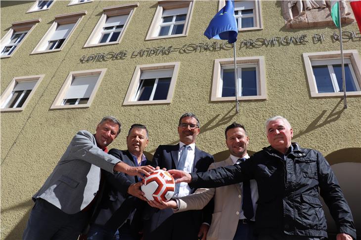 Gli organizzatori dell'Euregio Cup: Hannes Kerschdorfer, Tappeiner, Kompatscher, Horst Pichler (sindaco di Egna) e Paolo Guaraldo (FIGC Trento) (Foto USP/sf)