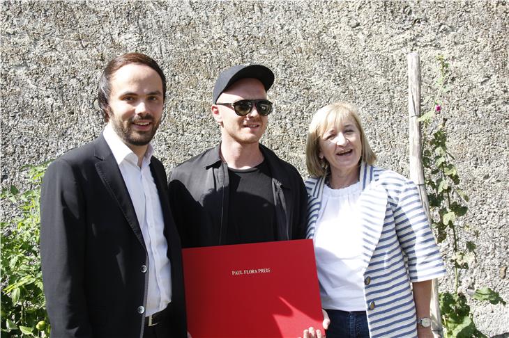 Achammer e Palfrader hanno consegnato il premio Paul Flora a Sven Sachsalber. Foto: USP