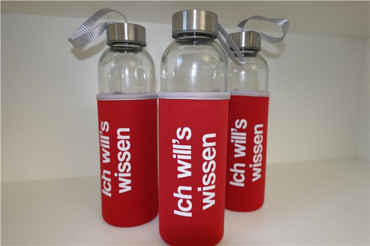 Le borracce in vetro con il motto "Io lo voglio sapere". Foto USP/FS Neumarkt