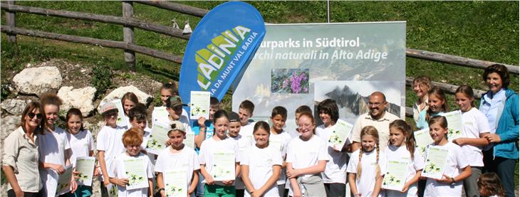 I nuovi Junior Ranger con l'assessora Hochgruber Kuenzer e funzionari dell'Ufficio parchi naturali della Provincia - Foto: USP/Parchi naturali