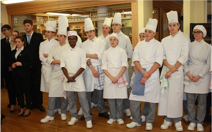 Alcuni ragazzi diplomati presso la scuola alberghiera Ritz di Merano (Foto USP/FG)