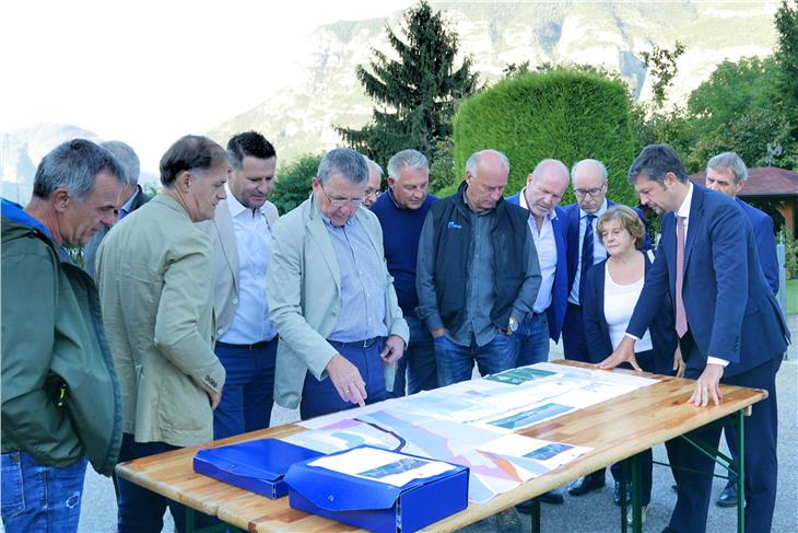 Un momento della cerimonia dei consegna dei lavori per la rotatoria di Magré-Cortaccia Foto Usp