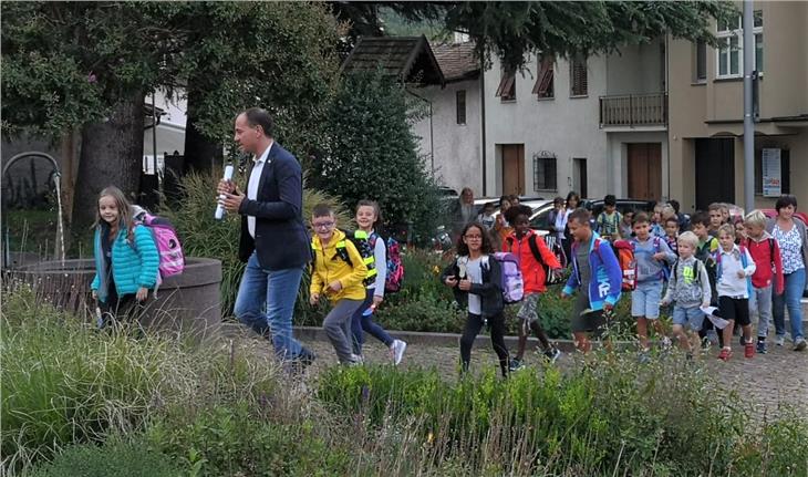 Passi per il clima, l’assessore Giuliano Vettorato assieme agli alunni della scuola di Laghetti di Egna (Foto USP)
