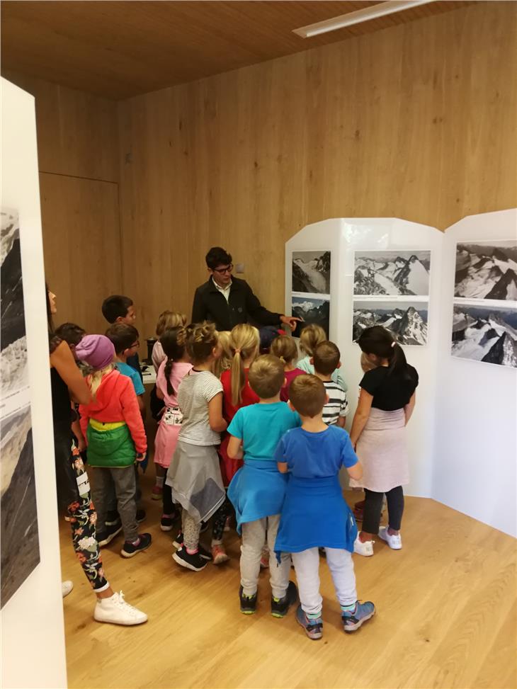Anche le scolaresche hanno visitato la mostra "Goodbye Glaciers" - Foto: USP/Lukas Nagler