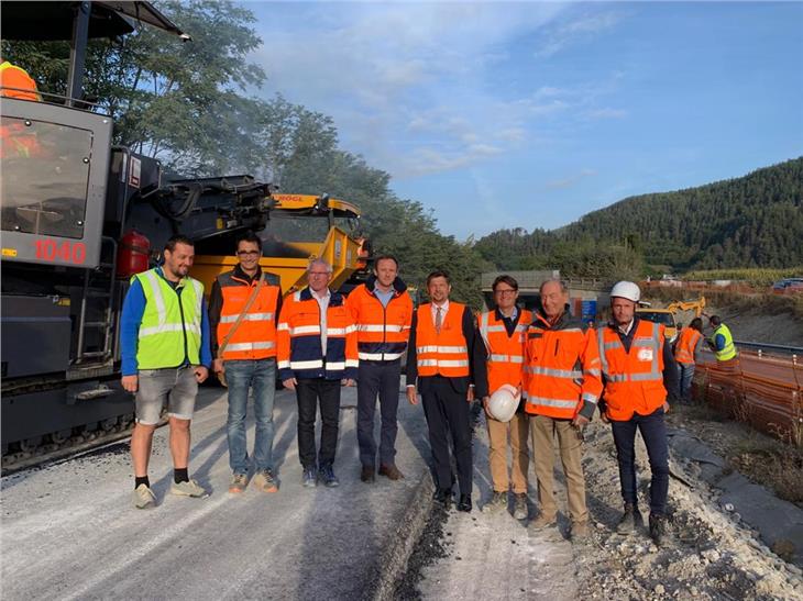 L'assessore Daniel Alfreider con la squadra che sta portando avanti i lavori (foto USP)