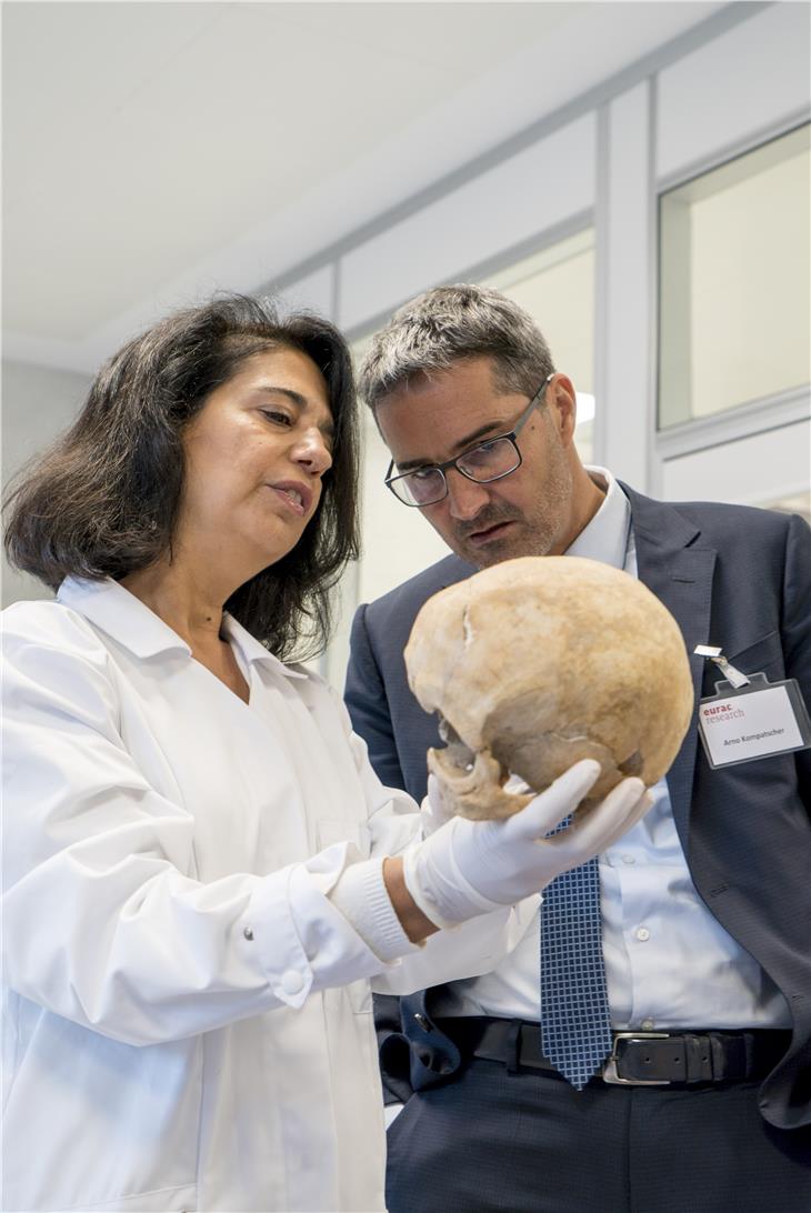 Il presidente Kompatscher nel laboratorio delle mummie di Eurac Research a NOI Techpark (foto Eurac Research)