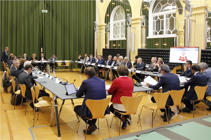 L'incontro di Palazzo Widmann tra la Giunta provinciale e le parti sociali (Foto USP/mb)