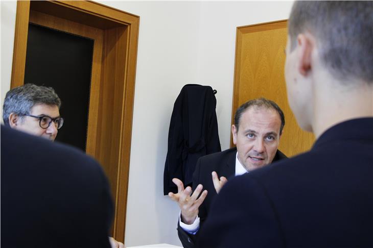 Confronto con i ragazzi sul cambiamento climatico: l'assessore Giuliano Vettorato (Foto USP/mb)