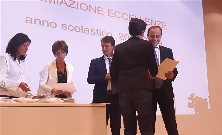 L'assessore Vettorato e il Sovrintendente Gullotta premiano un ragazzo (Foto ASP/Intendenza)