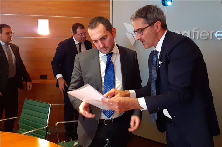 Il presidente Kompatscher consegna al Ministro Spadafora il promemoria sull'intesa Provincia-CONI (Foto USP/Michele Bolognini)