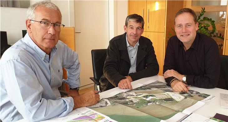 Colloquio sul futuro dell’ex areale militare a Monguelfo: Bessone, il sindaco Schwingshackl e il direttore di Dipartimento Montagner (Foto: ASP/Anna Pitarelli)