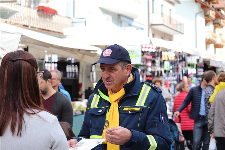 Grande interesse nella piazza di San Giacomo di Laives per la prima edizione dell'iniziativa "Io non rischio" domenica 6 ottobre (Foto ASP/Maja Clara)