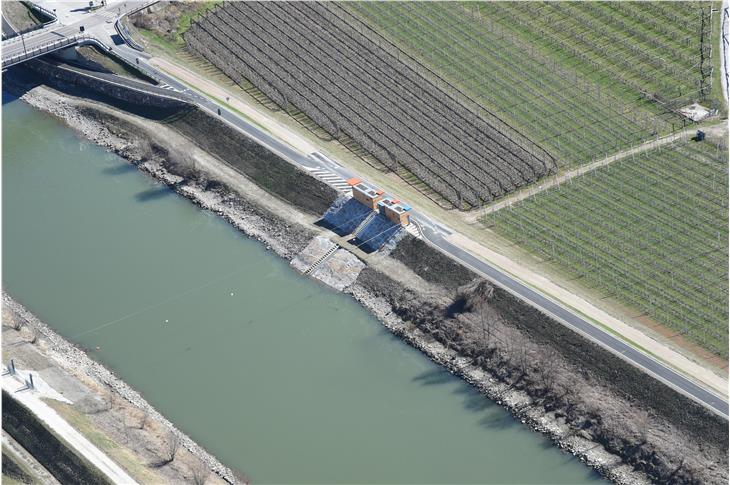 La stazione idrometrica di Salorno, lungo il fiume Adige, con il nuovo Infopoint visto dall'alto (Foto: ASP/Ufficio idrografico)