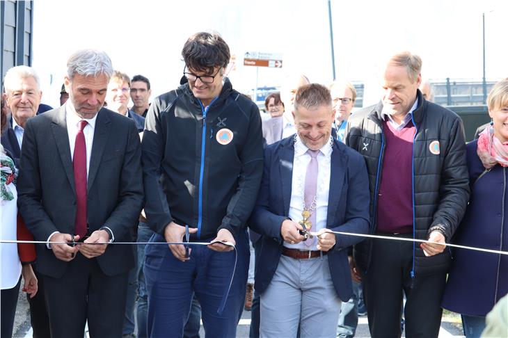 Taglio del nastro (da sx): assessore Schuler, direttore lavori Dinale, sindaco Lazzeri, direttore ufficio Egger (Foto: ASP/Maja Clara)