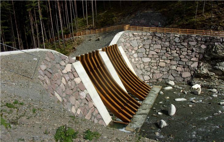 L’Ufficio bacini montani Nord dell’Agenzia per la protezione civile ha realizzato una briglia di contenimento in cemento armato alta 10 metri e larga 50 lungo il rio Scaleres (Foto: ASP/Ufficio bacini montani Nord)