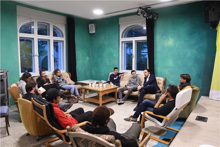 L'incontro a Merano: i ragazzi con Achammer (terzo da dx) (Foto: ASP)