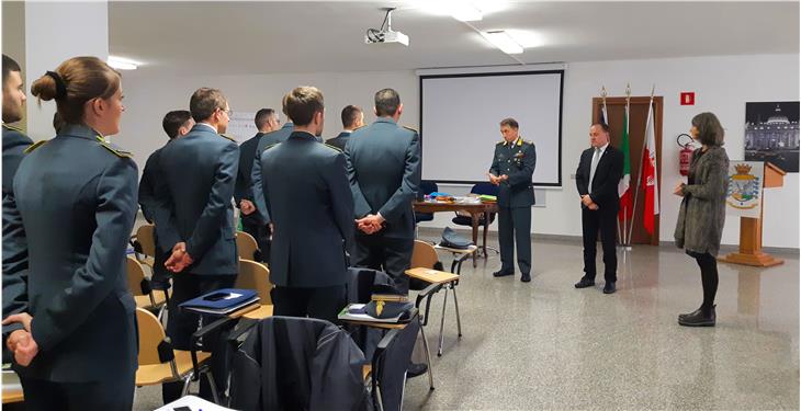 Il vicepresidente Vettorato durante l'incontro con i partecipanti al corso di tedesco per la Guardia di Finanza (Foto: ASP/Thomas Laconi)