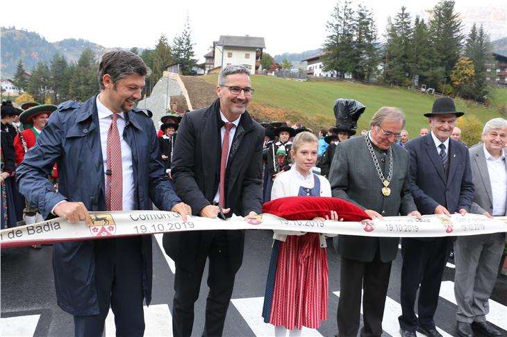 Con il taglio del nastro è stato inaugurato il nuovo ponte sul Rio Gadera a Pedratsches. Da sx Alfreider, Kompatscher, Frenademetz, Willeit e Mussner. (Foto: USP/Ingo Dejaco)