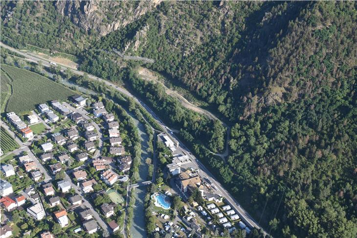 Oltre 400 metri lineari di valli paramassi innovativi con materiale di riciclaggio sono stati realizzati lungo la strada statale della Venosta, nel territorio comunale di Laces  (Foto: ASP/Geologia e prove materiali)