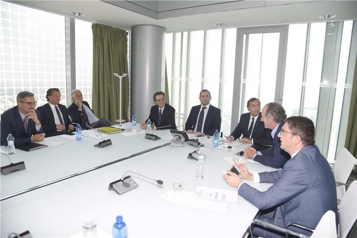 Un momento della riunione di Milano a cui hanno preso parte anche il presidente Arno Kompatscher, primo a sinistra, e il presidente trentino  Fugatti (Foto ASP/Regione Lombardia))