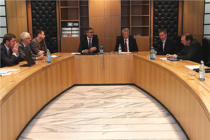 Da sinistra Martin Ausserdorfer e Johann Schmiedhofer, Thomas Mathà, il presidente Kompatscher, il sindaco Caramaschi, l'assessore Walcher e il segretario comunale Travaglia (Foto ASP/Silvia Fabbi)