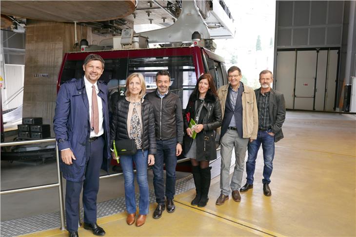 Premiate due passeggere della Funivia del Renon. Da sinistra: Alfreider, Gostner, Dejaco, Berger, Pitscheider e l'operatore Klaus Kofler (Foto: ASP/Roman Clara)