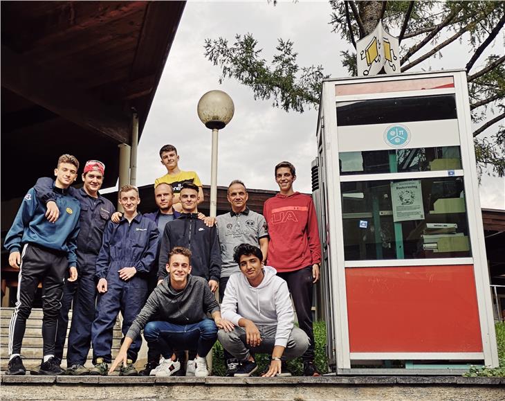 I ragazzi del "Mattei" in posa a fianco della bibliocabina donata agli studenti di Camerino (Foto: ASP)