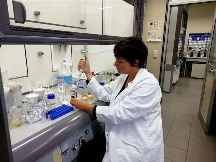 Tecnica del Laboratorio analisi alimenti e sicurezza dei prodotti durante un’analisi (Foto: ASP/Agenzia ambiente)