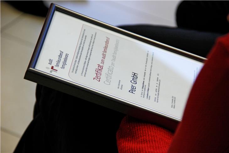 Si è svolta oggi (6 novembre) a Frangarto la consegna della certificazione Audit "famigliaelavoro alla ditta Peer Srl (Foto: ASP/Greta Stuefer)
