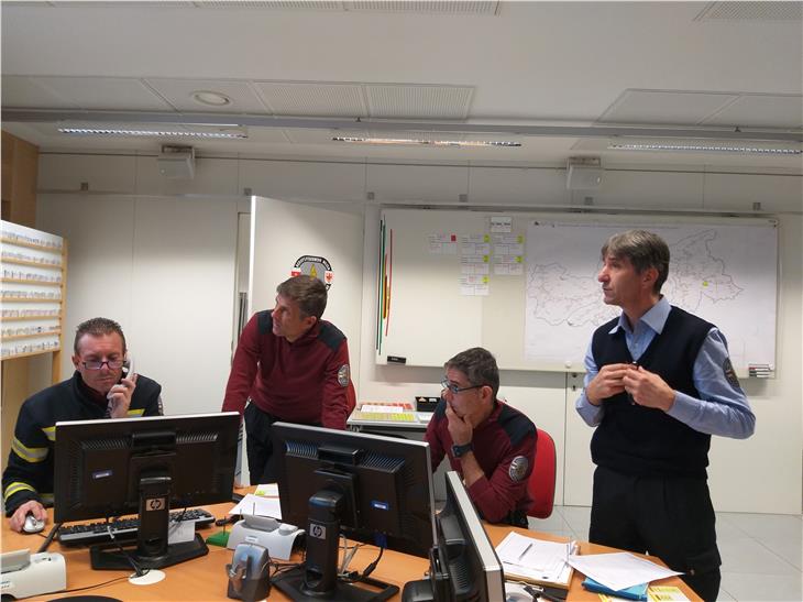 Marco Baldasso (a sinistra) durante la riunione del Centro situazioni provinciale (Foto: ASP/Maja Clara)