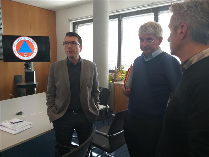 Il coordinatore del Centro funzionale provinciale, Willigis Gallmetzer, il direttore dell'Agenzia per la protezione civile Rudolf Pollinger e il suo vice Günther Walcher (Foto: ASP/Maja Clara)