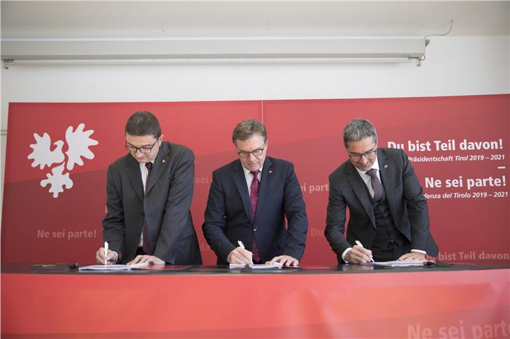 I presidenti Fugatti, Platter e Kompatscher firmano il programma di governo dell'Euregio fino al 2021 (Foto: Land Tirol/Sedlak)