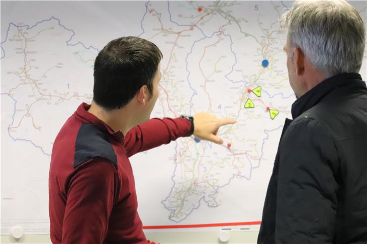 Quasi tutte le strade secondarie bloccate: Andrea Lazzarotto (sin.) illustra la situazione all'assessore Arnold Schuler (Foto: ASP/Maja Clara)