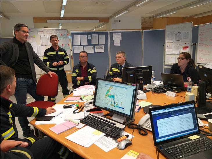 Il presidente Kompatscher analizza la situazione assieme ad Alber (secondo da sx) presso la sede della Protezione civile (Foto: ASP/Maja Clara)