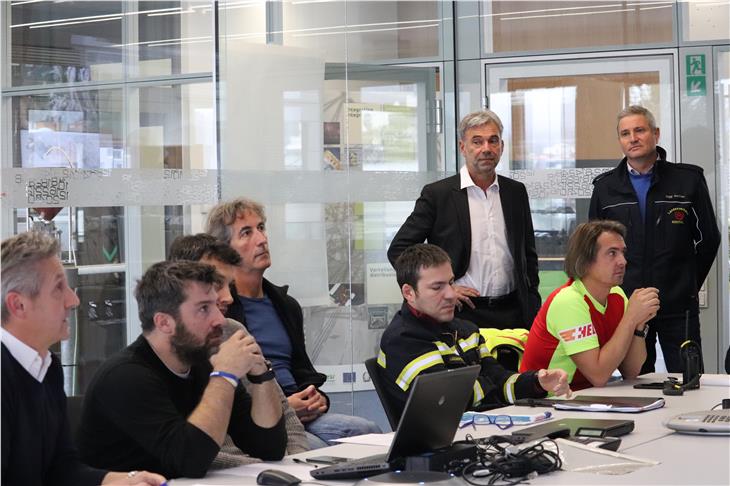 Centro emergenze: in piedi Schuler (sx), il presidente Gapp, davanti (da sx) Gallmetzer, Vischi (reperibilità), Tartarotti (servizio meteo), Gheser (servizio valanghe), Lazzarotto (vigili del fuoco), Kaufmann (Vvff) (Foto ASP/Maja Clara)
